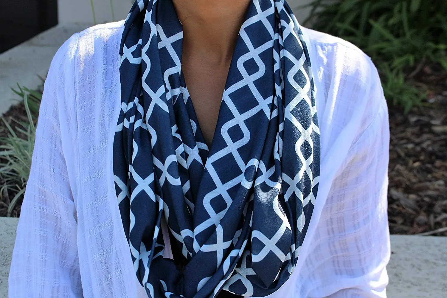 Women Chain Link Pattern Infinity Scarf Wrap Scarf with White Zipper Pocket, Infinity Scarves